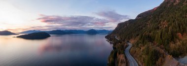 Horseshoe Bay, West Vancouver, British Columbia, Kanada yakınlarındaki Howe Sound 'da Sea' den Sky Hwy 'ye. Sonbahar sezonunda renkli bir günbatımı sırasında havadan panoramik manzara.