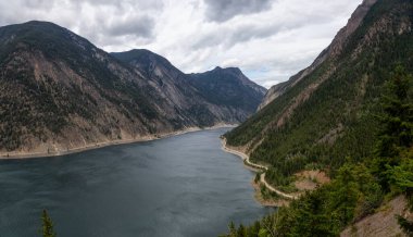 Bulutlu bir yaz gününde Marangoz Gölü 'nün güzel Panoramik Hava Manzarası. Britanya Kolumbiyası, Kanada 'nın iç kesimlerinde Altın Köprü ile Lillooet arasında yer almaktadır..