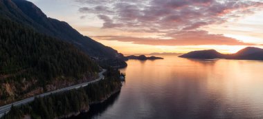 Horseshoe Bay, West Vancouver, British Columbia, Kanada yakınlarındaki Howe Sound 'da Sea' den Sky Hwy 'ye. Sonbahar sezonunda renkli bir günbatımı sırasında havadan panoramik manzara.
