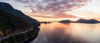Horseshoe Bay, West Vancouver, British Columbia, Kanada yakınlarındaki Howe Sound 'da Sea' den Sky Hwy 'ye. Sonbahar sezonunda renkli bir günbatımı sırasında havadan panoramik manzara.