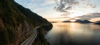 Horseshoe Bay, West Vancouver, British Columbia, Kanada yakınlarındaki Howe Sound 'da Sea' den Sky Hwy 'ye. Sonbahar sezonunda renkli bir günbatımı sırasında havadan panoramik manzara.