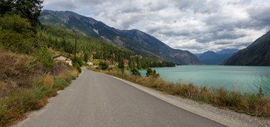 Küçük bir kasaba, Shalalth, Seton Lake yakınlarındaki Kızılderili Reserve 'de canlı bir yaz günü. Lillooet yakınlarında, British Columbia, Kanada.