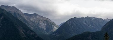 Bulutlu bir yaz gününde Kanada Dağ manzarasının dramatik Panoramik Manzarası. Pemberton ve Lillooet yakınlarında çekildi, Bc, Kanada.