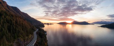 Horseshoe Bay, West Vancouver, British Columbia, Kanada yakınlarındaki Howe Sound 'da Sea' den Sky Hwy 'ye. Sonbahar sezonunda renkli bir günbatımı sırasında havadan panoramik manzara.