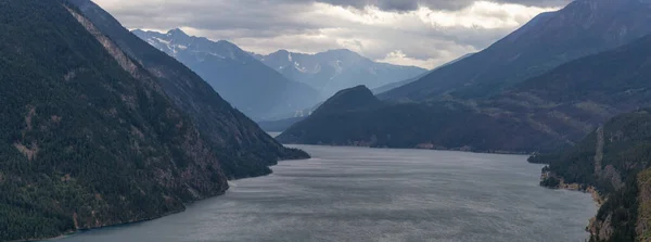 Flygfoto Panoramautsikt Över Anderson Lake Omgiven Kanadensiska Mountain Landskap Molnig — Stockfoto