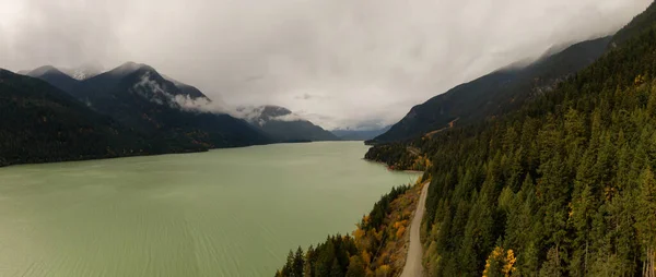 在一个多云的秋日 美丽的空中全景景观景观在加拿大自然的风景路 摄于加拿大不列颠哥伦比亚省彭伯顿Lillooet湖 — 图库照片