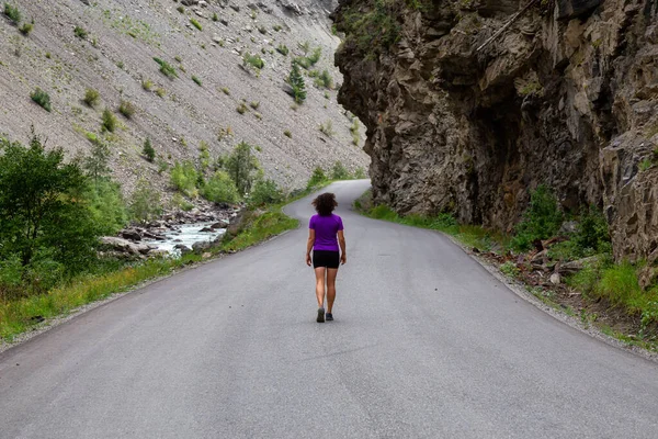 Avontuurlijk Meisje Wandelen Een Scenic Road Richting Gold Bridge Vallei — Stockfoto