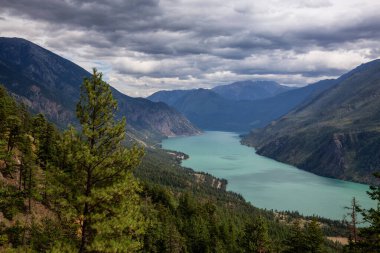 Seton Gölü 'nün yukarısından Kanada' nın dağ manzarasıyla çevrili güzel bir manzara yaz günü boyunca. Lillooet, Bc, Kanada yakınlarındaki Shalalth 'de çekildi.