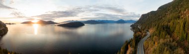 Horseshoe Bay, West Vancouver, British Columbia, Kanada yakınlarındaki Howe Sound 'da Sea' den Sky Hwy 'ye. Sonbahar sezonunda renkli bir günbatımı sırasında havadan panoramik manzara.