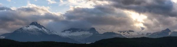 Vista Panorâmica Impressionante Dramática Paisagem Canadense Dos Picos Montanha Durante — Fotografia de Stock