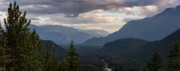 在多云的落日下 环绕着加拿大山景的山谷美景 在加拿大不列颠哥伦比亚省温哥华北部的Squamish和Whistler附近的Tantalus Lookout拍摄 — 图库照片