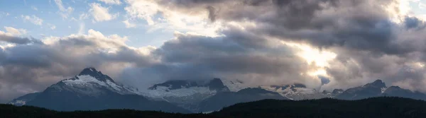 Striking Dramatic Panoramic Canadian Landscape View Mountain Peaks Cloudy Sunset — Stock Photo, Image