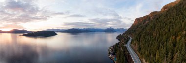 Horseshoe Bay, West Vancouver, British Columbia, Kanada yakınlarındaki Howe Sound 'da Sea' den Sky Hwy 'ye. Sonbahar sezonunda renkli bir günbatımı sırasında havadan panoramik manzara.