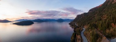 Horseshoe Bay, West Vancouver, British Columbia, Kanada yakınlarındaki Howe Sound 'da Sea' den Sky Hwy 'ye. Sonbahar sezonunda renkli bir günbatımı sırasında havadan panoramik manzara.