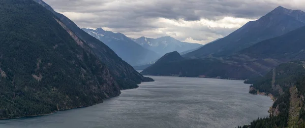 Anderson Gölü Nün Kanada Dağ Manzarasıyla Çevrili Havadan Görüntüsü Bulutlu — Stok fotoğraf