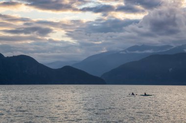 Howe Sound 'un güzel Panoramik Manzarası yaz günbatımında Kanada Dağ Manzarası ile çevrilidir. Porteau Cove 'da çekildi, Vancouver' ın kuzeyi, Bc, Kanada.