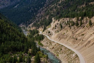 Kanada Dağ Manzarası ile çevrili Vadi 'deki Altın Köprü' ye doğru giden Manzaralı Toprak Yol. Lillooet, British Columbia, Kanada yakınlarında çekildi..