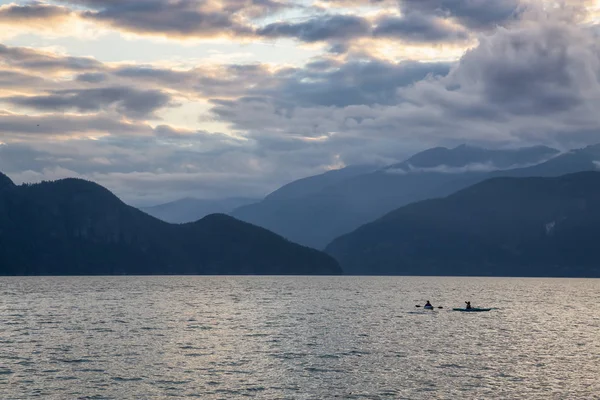 Howe Sound 'un güzel Panoramik Manzarası yaz günbatımında Kanada Dağ Manzarası ile çevrilidir. Porteau Cove 'da çekildi, Vancouver' ın kuzeyi, Bc, Kanada.