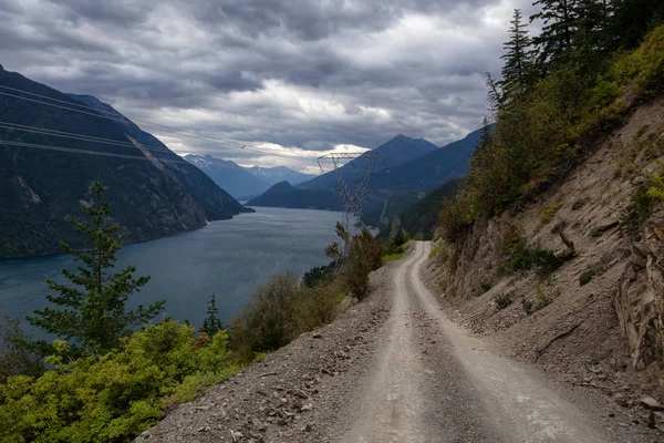 Prachtig Uitzicht Een Dirt Road Het Bergdal Bij Een Meer — Stockfoto