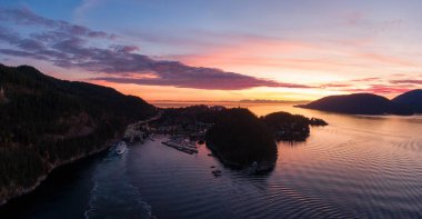 Horseshoe Bay, West Vancouver, British Columbia, Kanada. Sonbahar sezonunda güneşli ve renkli bir günbatımı sırasında Ferry Terminal ve Marina 'nın havadan panoramik görüntüsü.