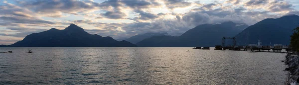 Wunderschöner Panoramablick Auf Howe Sound Umgeben Von Der Kanadischen Berglandschaft — Stockfoto
