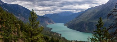 Seton Gölü 'nün yukarısından güzel bir panoramik manzara. Bir yaz günü Kanada Dağ manzarasıyla çevrili. Lillooet, Bc, Kanada yakınlarındaki Shalalth 'de çekildi.