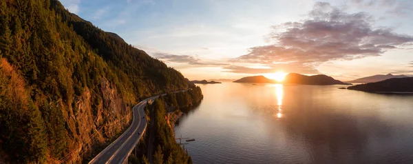 Horseshoe Bay, West Vancouver, British Columbia, Kanada yakınlarındaki Howe Sound 'da Sea' den Sky Hwy 'ye. Sonbahar sezonunda renkli bir günbatımı sırasında havadan panoramik manzara.