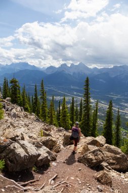 Maceracı Kız bulutlu ve yağmurlu bir gün boyunca kayalık bir dağkadar yürüyüş olduğunu. Lady Macdonald, Canmore, Alberta, Kanada'dan alındı.