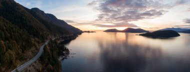 Horseshoe Bay, West Vancouver, British Columbia, Kanada yakınlarındaki Howe Sound 'da Sea' den Sky Hwy 'ye. Sonbahar sezonunda renkli bir günbatımı sırasında havadan panoramik manzara.