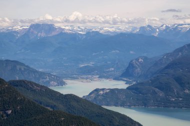 Howe Sound Körfezi ve Squamish Şehri 'nin arka planında Kanada Dağ Manzarası olan güzel hava manzarası. Vancouver 'ın Kuzeyi, Bc, Kanada.