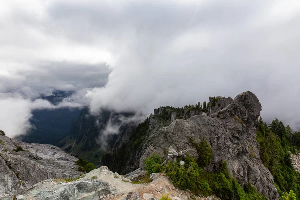 Hermosa Vista Del Paisaje Montañoso Canadiense Durante Una Mañana Nublada — Foto de Stock