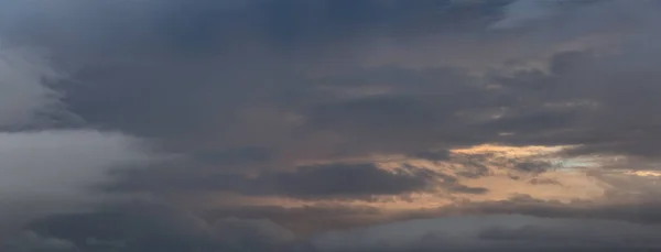 Prachtig Panoramisch Uitzicht Cloudscape Tijdens Een Kleurrijke Zomer Zonsondergang Genomen — Stockfoto