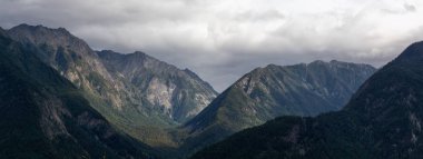 Bulutlu bir yaz gününde Kanada Dağ manzarasının dramatik Panoramik Manzarası. Pemberton ve Lillooet yakınlarında çekildi, Bc, Kanada.