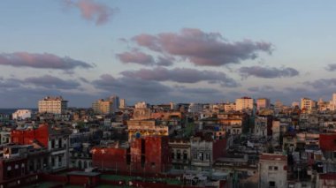 Renkli ve bulutlu bir gün batımı sırasında küçük bir turistik Küba Kasabası havadan panoramik görünümü. Trinidad, Küba'da çekilmiş.