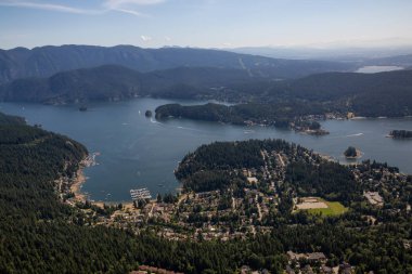 Güneşli bir yaz sabahı Deep Cove 'un havadan görüntüsü. Kuzey Vancouver, British Columbia, Kanada 'da yer almaktadır..