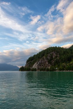 Howe Sound 'un güzel manzarası yaz günbatımında Kanada Dağ manzarasıyla çevrilidir. Porteau Cove 'da çekildi, Vancouver' ın kuzeyi, Bc, Kanada.