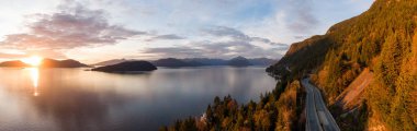 Horseshoe Bay, West Vancouver, British Columbia, Kanada yakınlarındaki Howe Sound 'da Sea' den Sky Hwy 'ye. Sonbahar sezonunda renkli bir günbatımı sırasında havadan panoramik manzara.