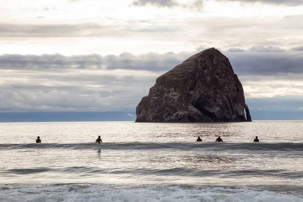 Pacific City Oregon Coast Estados Unidos América Surfistas Esperando Las —  Fotos de Stock