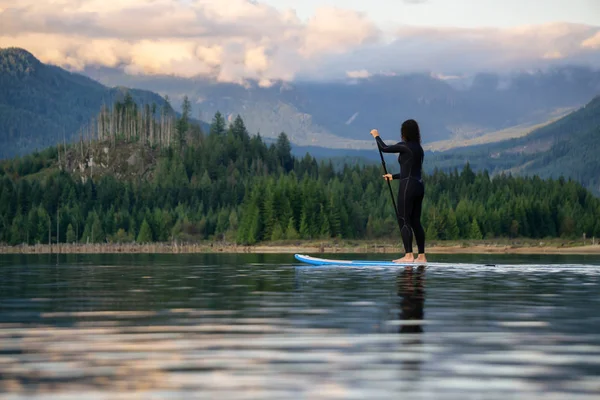 Adventurous Girl Paddle Board Pádlování Klidném Jezeře Horami Pozadí Během — Stock fotografie