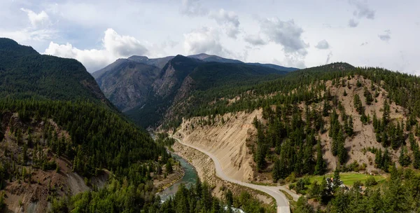 环绕着加拿大山景的山谷中通往金桥的风景土路的空中景观 在加拿大不列颠哥伦比亚省Lillooet附近拍摄 — 图库照片