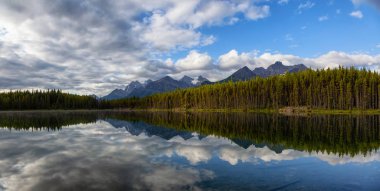 Kanadalı Rocky Dağı manzarası ile çevrili Herbert Gölü 'nün güzel Panoramik Manzarası yaz gündoğumunda. Banff, Alberta, Kanada 'da çekildi.