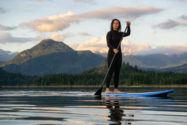 Adventurous Girl Paddle Board Está Remando Lago Calmo Com Montanhas — Fotografia de Stock