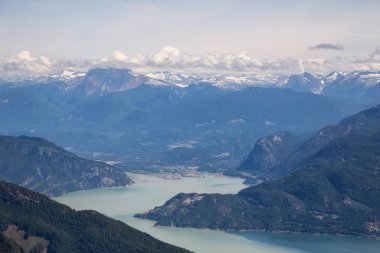 Howe Sound Körfezi ve Squamish Şehri 'nin arka planında Kanada Dağ Manzarası olan güzel hava manzarası. Vancouver 'ın Kuzeyi, Bc, Kanada.