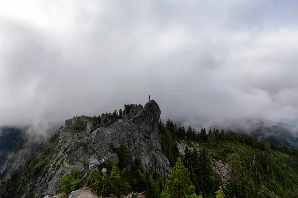 구름낀 여름날 바위투성이 정상에서 모험심많은 캐나다의 노스밴쿠버에 산에서 — 스톡 사진