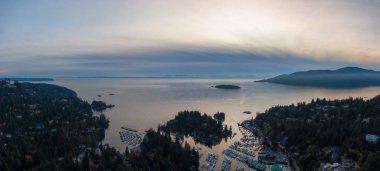 Horseshoe Bay, West Vancouver, British Columbia, Kanada. Sonbahar sezonunda, aydınlık ve güneşli bir günbatımında otoban yakınlarındaki yerleşim yerlerinin hava manzarası.
