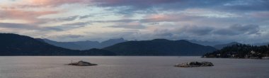 Batı Vancouver 'daki Horseshoe Körfezi Panoramik Manzarası, Britanya Kolumbiyası, Kanada, bulutlu bir günbatımı sırasında.