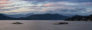 Batı Vancouver 'daki Horseshoe Körfezi Panoramik Manzarası, Britanya Kolumbiyası, Kanada, bulutlu bir günbatımı sırasında.