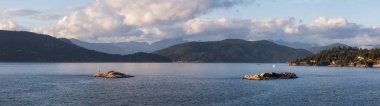 Batı Vancouver 'daki Horseshoe Körfezi Panoramik Manzarası, Britanya Kolumbiyası, Kanada, bulutlu bir günbatımı sırasında.