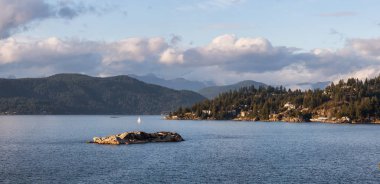 Batı Vancouver 'daki Horseshoe Körfezi Panoramik Manzarası, Britanya Kolumbiyası, Kanada, bulutlu bir günbatımı sırasında.