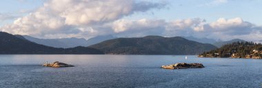 Batı Vancouver 'daki Horseshoe Körfezi Panoramik Manzarası, Britanya Kolumbiyası, Kanada, bulutlu bir günbatımı sırasında.